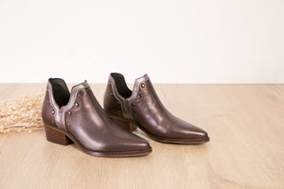 古銅棕色真皮鉚釘短靴